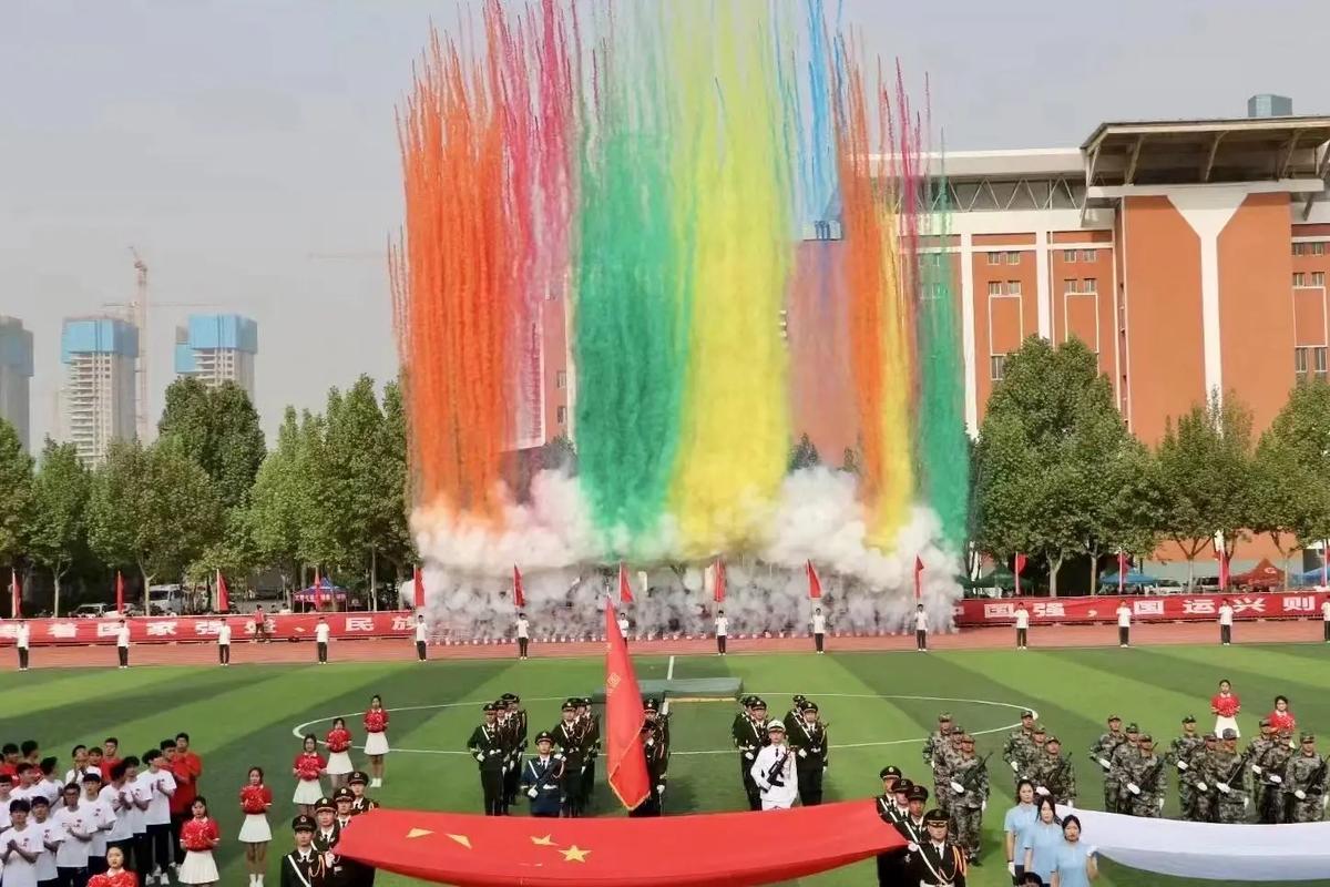 在足球场上